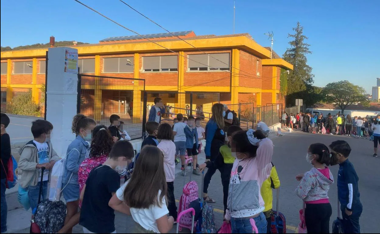 Alumnos del colegio 'El Llano' de Monesterio a las puertas del centro educativo 