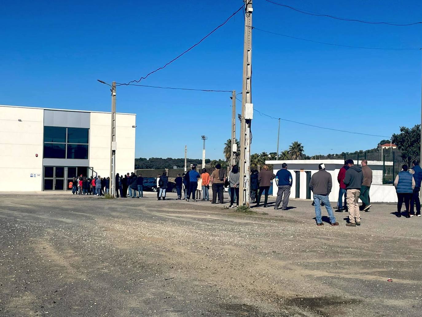 Cola a las puertas del Pabellón Multiusos de Monesterio para recibir la tercera dosis, este lunes 
