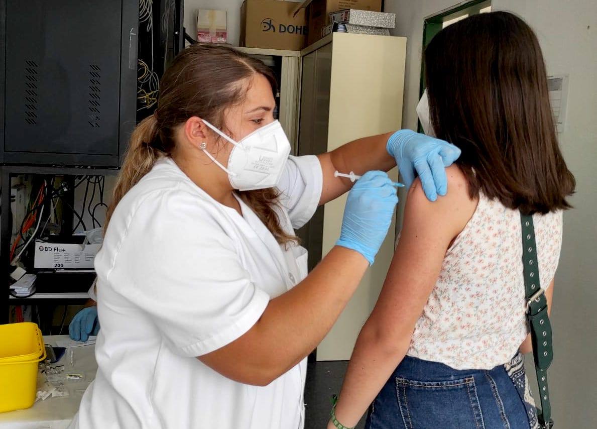 Una vecina recibe su vacuna frente al covid-19 en el Centro de Salud de Monesterio 