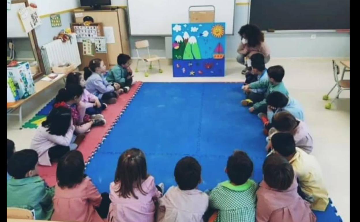 Durante una de las actividades para educar en el consumo responsable de agua, en el C.E.I.P. 'El Llano'. 