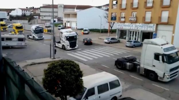 La caravana de camiones a su paso por Monesterio, esta mañana de vierrnes.