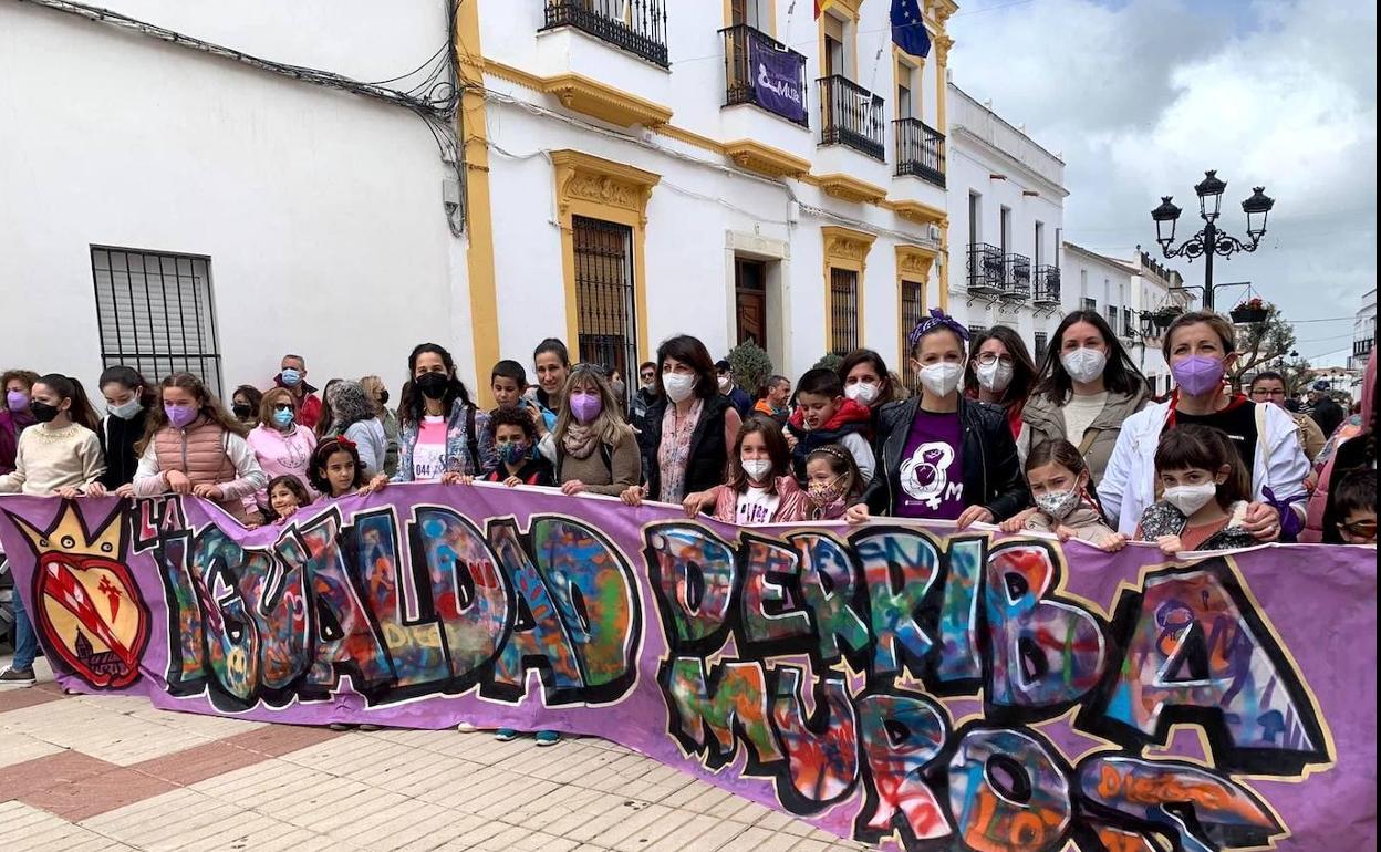Pancarta que encabezó la marcha en la que podía leerse 'La igualdad derriba muros' 