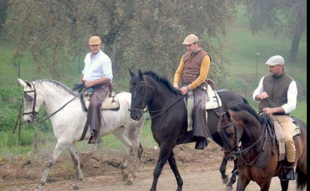 Aficionados pasean a caballo. 