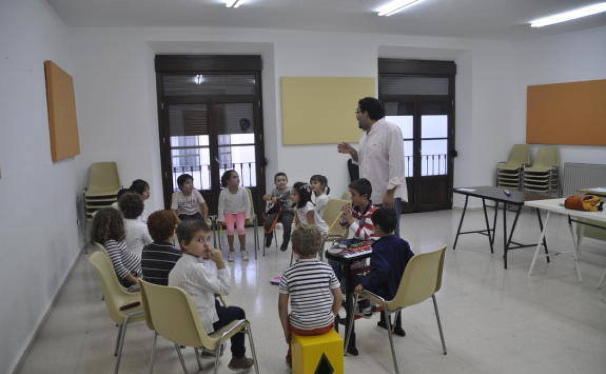 Alumnos en clase de Iniciación Musical. Foto de archivo. 