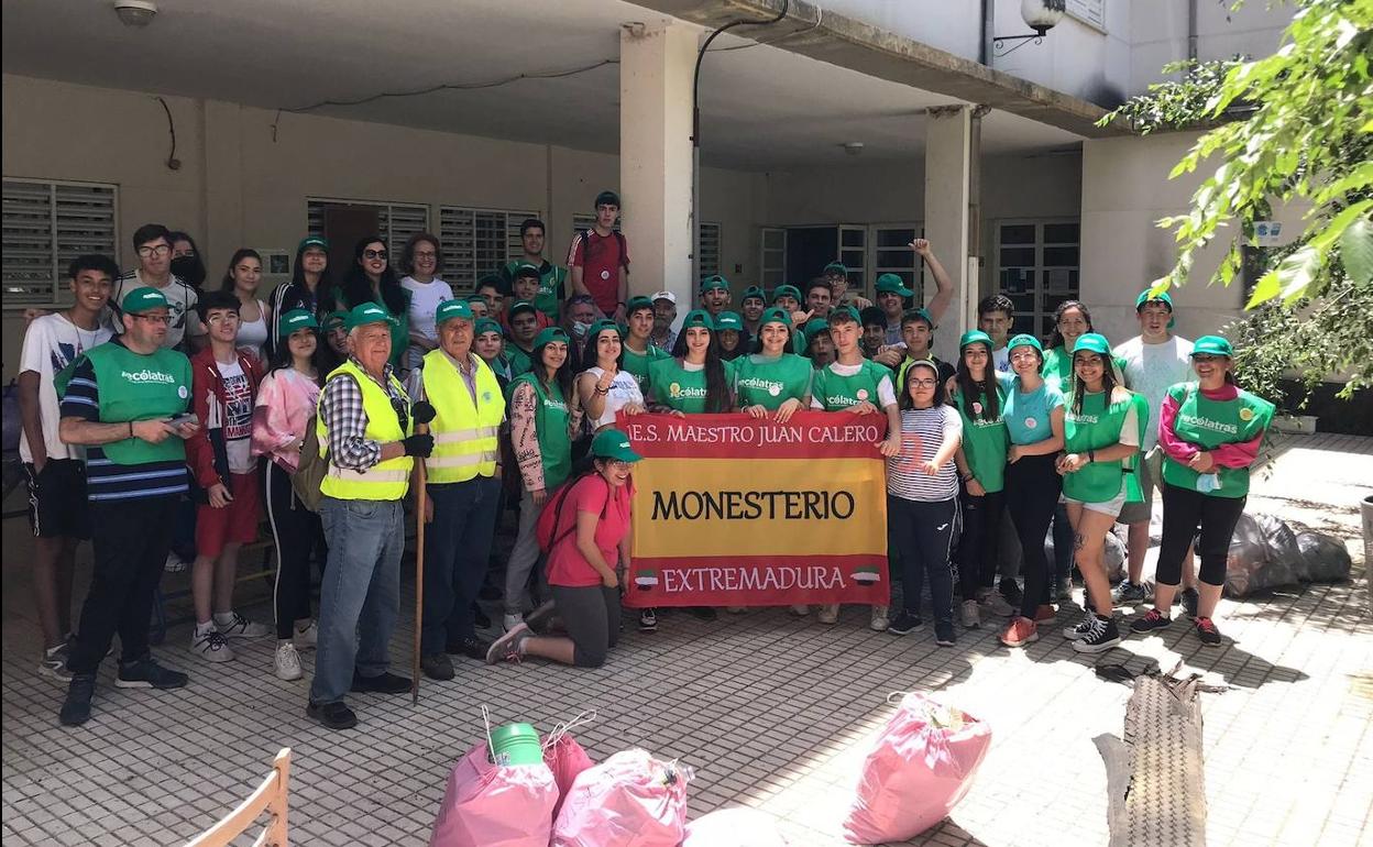 Alumnos, profesores y pensionistas de Monesterio que han participado esta mañana en la actividad 'Cuidadores de Senderos de Monesterio' 