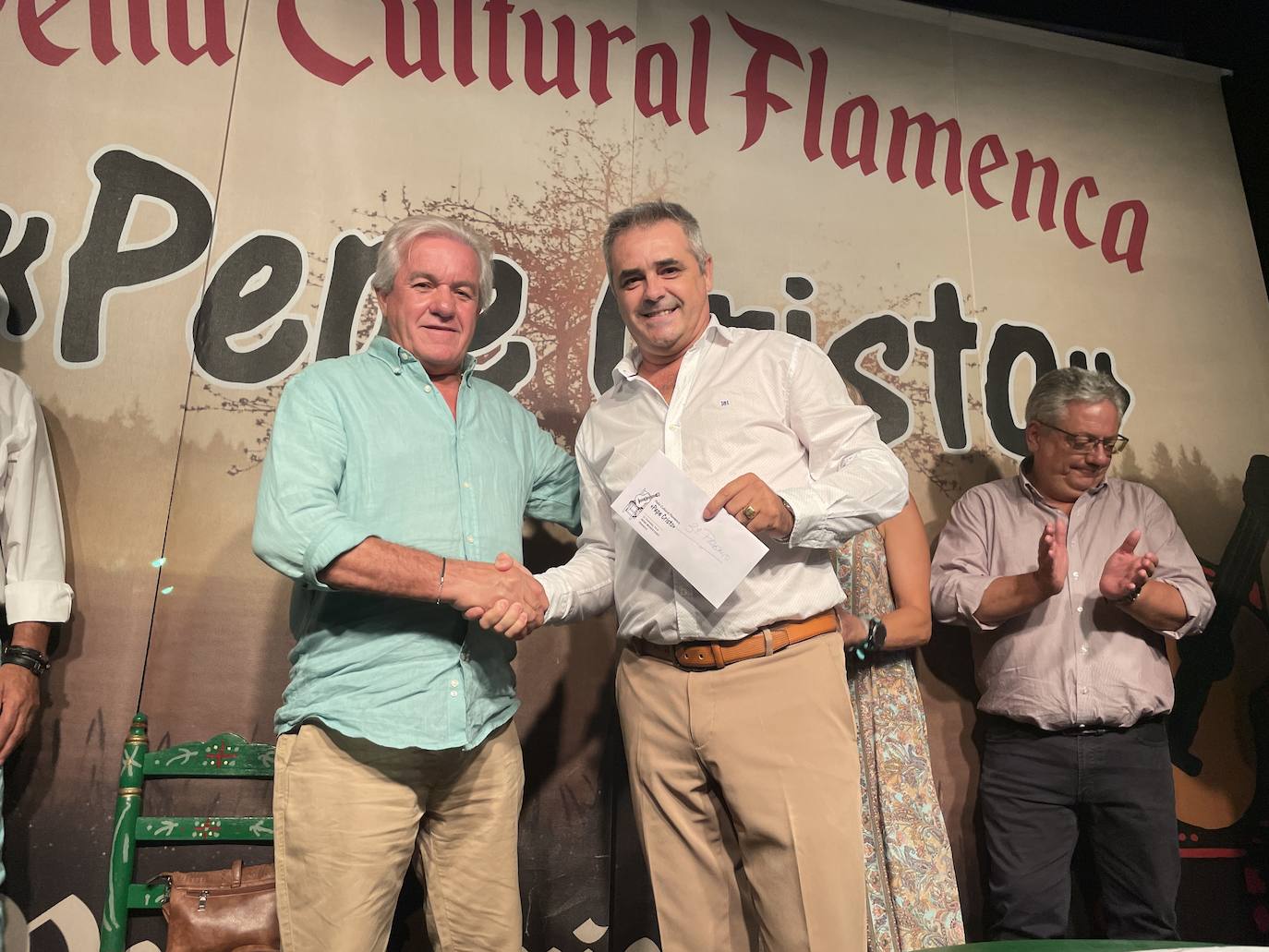 Francisco Pallero, presidente de 'Pepe Cristo' entrega a Juan Toro los 300 euros del tercer puesto