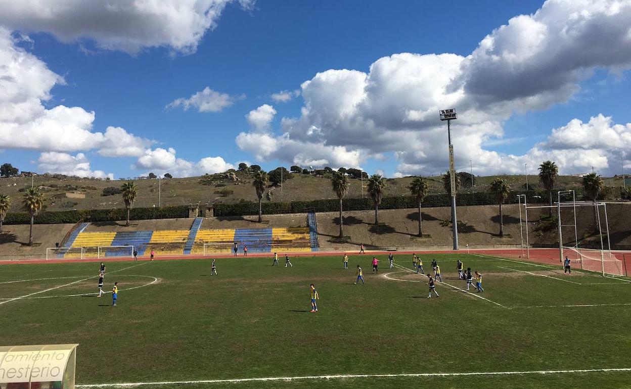 Imagen del Estadio Municipal de Fútbol de Monesterio, visto desde la grada. 