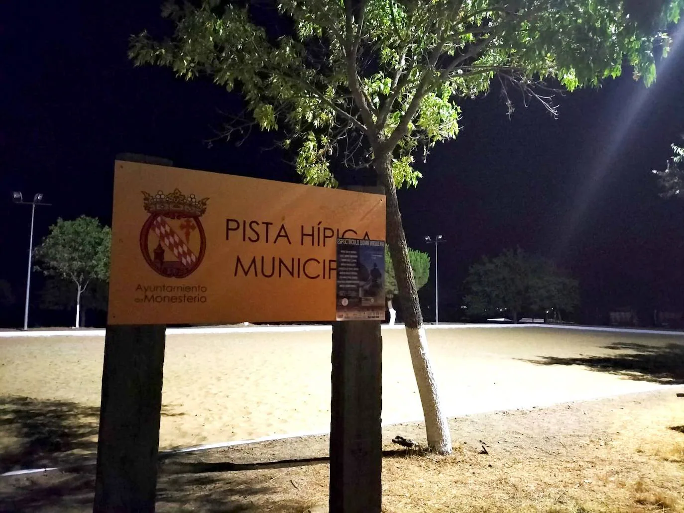 Aspecto de la pista hípica municipal de Monesterio durante la noche 