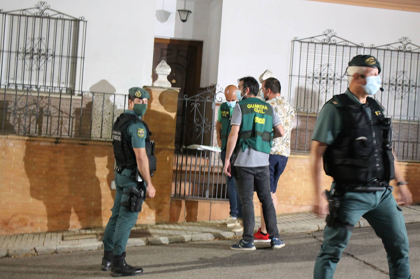 El detenido por la muerte de Manuela Chavero, en el centro de la imagen, agarrado por un guardia civil, entra en su casa de Monesterio por primera vez tras ser detenido, en septiembre de 2020. 