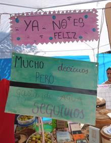 Imagen secundaria 2 - Carteles reivindicativos de la falta de agua y aceite de la Cooperativa de San Isidro, que pudo degustarse 