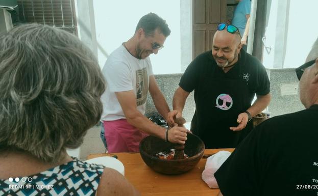 Imagen principal - Elaborando sopones; tomate ganador del concurso y cartel reivindicativo de la sequía 