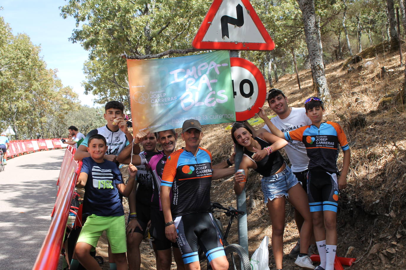 Monesterienses en el recorrido de La Vuelta reivindicando una cura para la leucemia