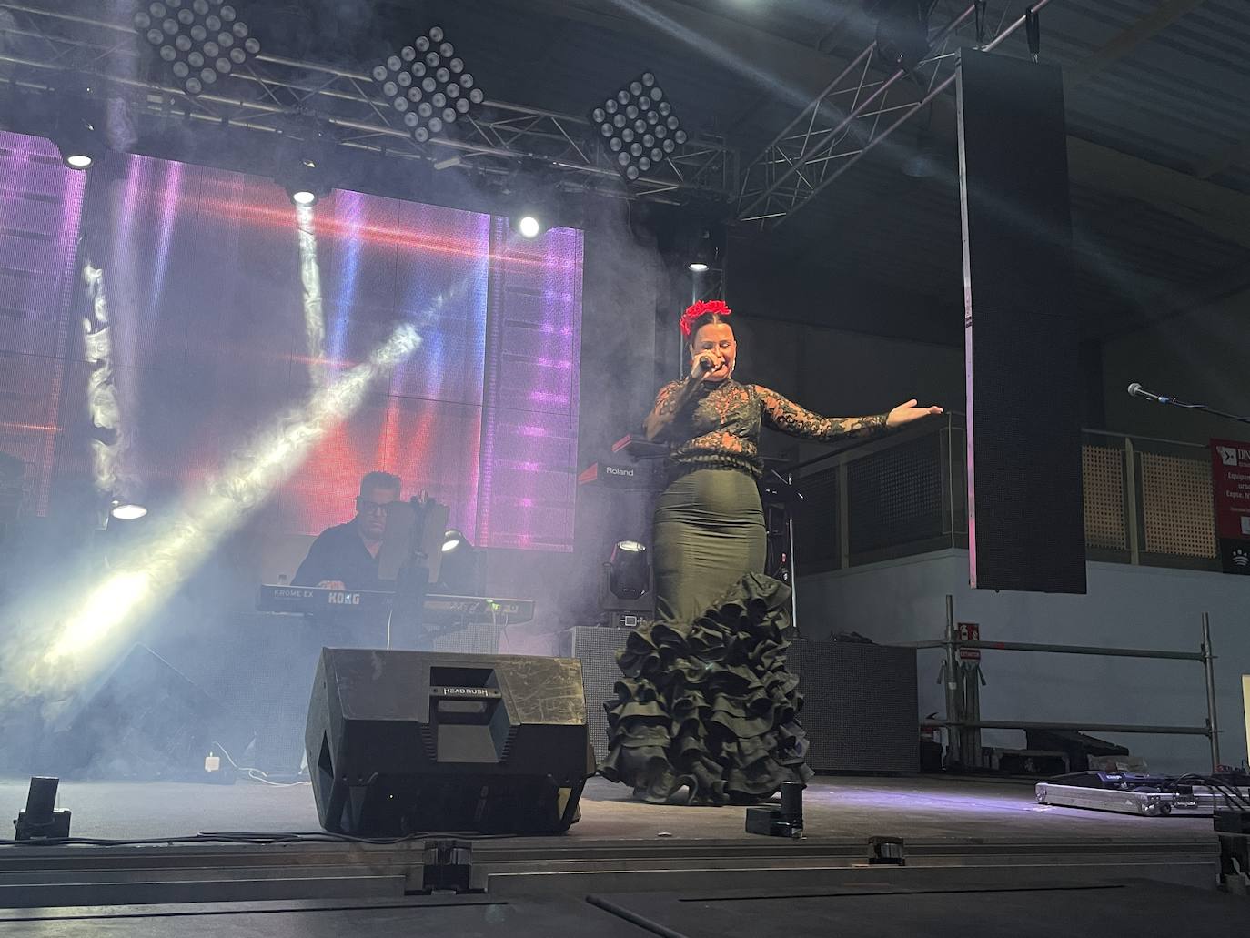 Virginia Salomé durante su actuación de anoche en Monesterio. Detrás, Josemi Álvarez al piano 