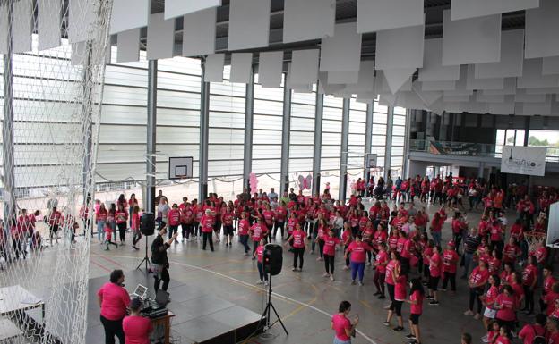 Marea rosa en el pabellón de cristales, donde finalizó la marcha con una clase de zumba 