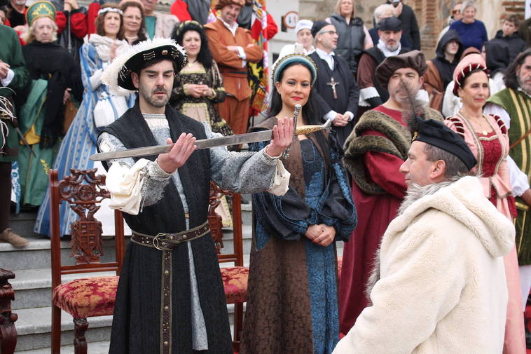 Durante una ofrenda a Carlos V en la Plaza del Pueblo