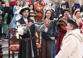 Durante una ofrenda a Carlos V en la Plaza del Pueblo