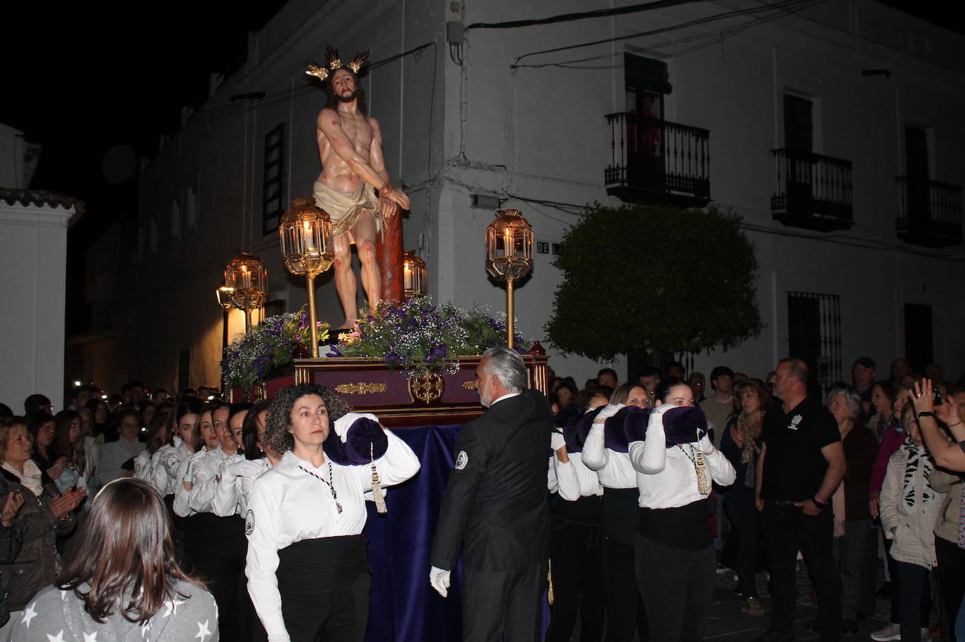 La mujeres vuelven a ser los pies y los ojos del Cautivo y del Amarrado a la Columna