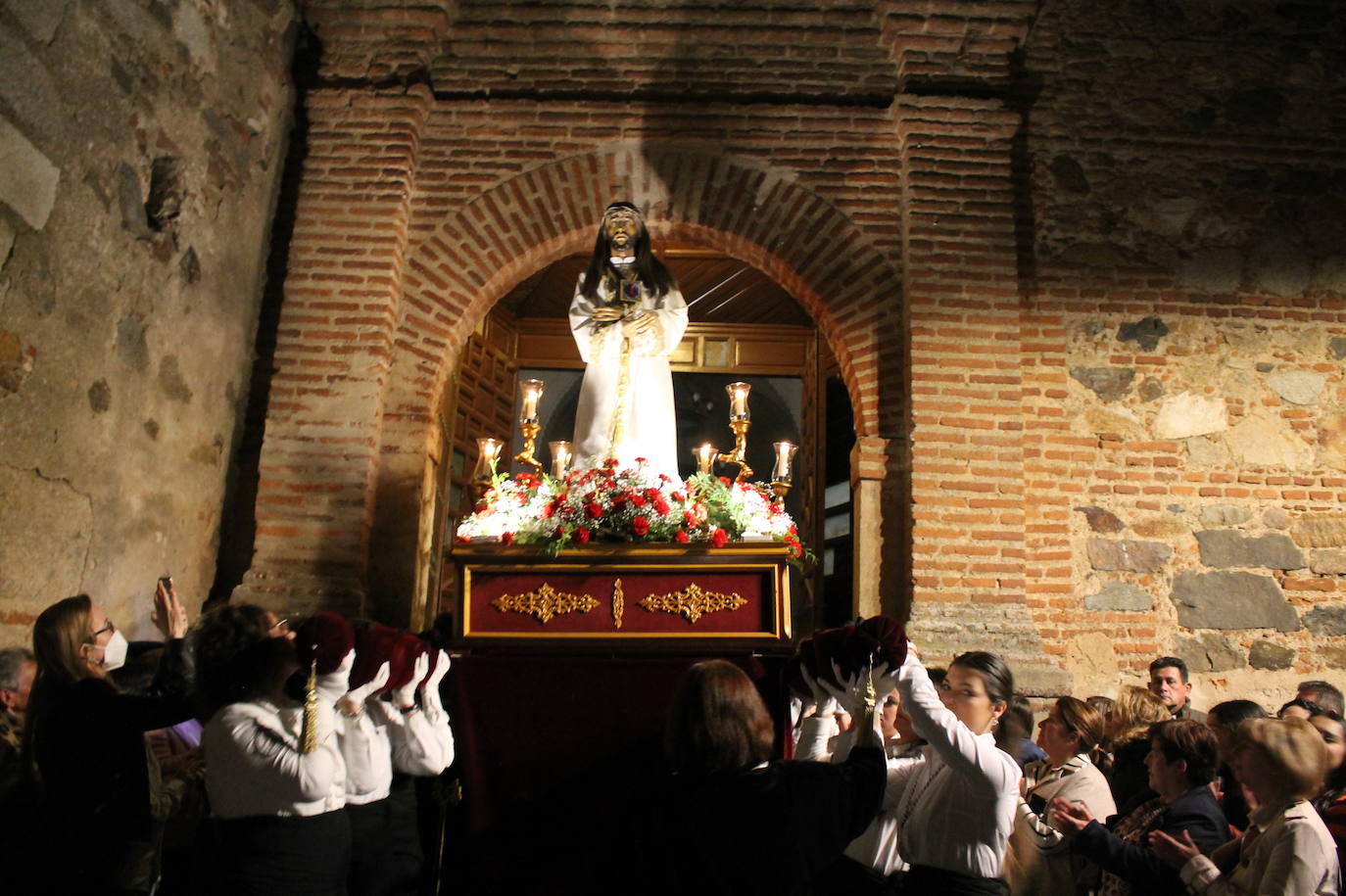 La mujeres vuelven a ser los pies y los ojos del Cautivo y del Amarrado a la Columna