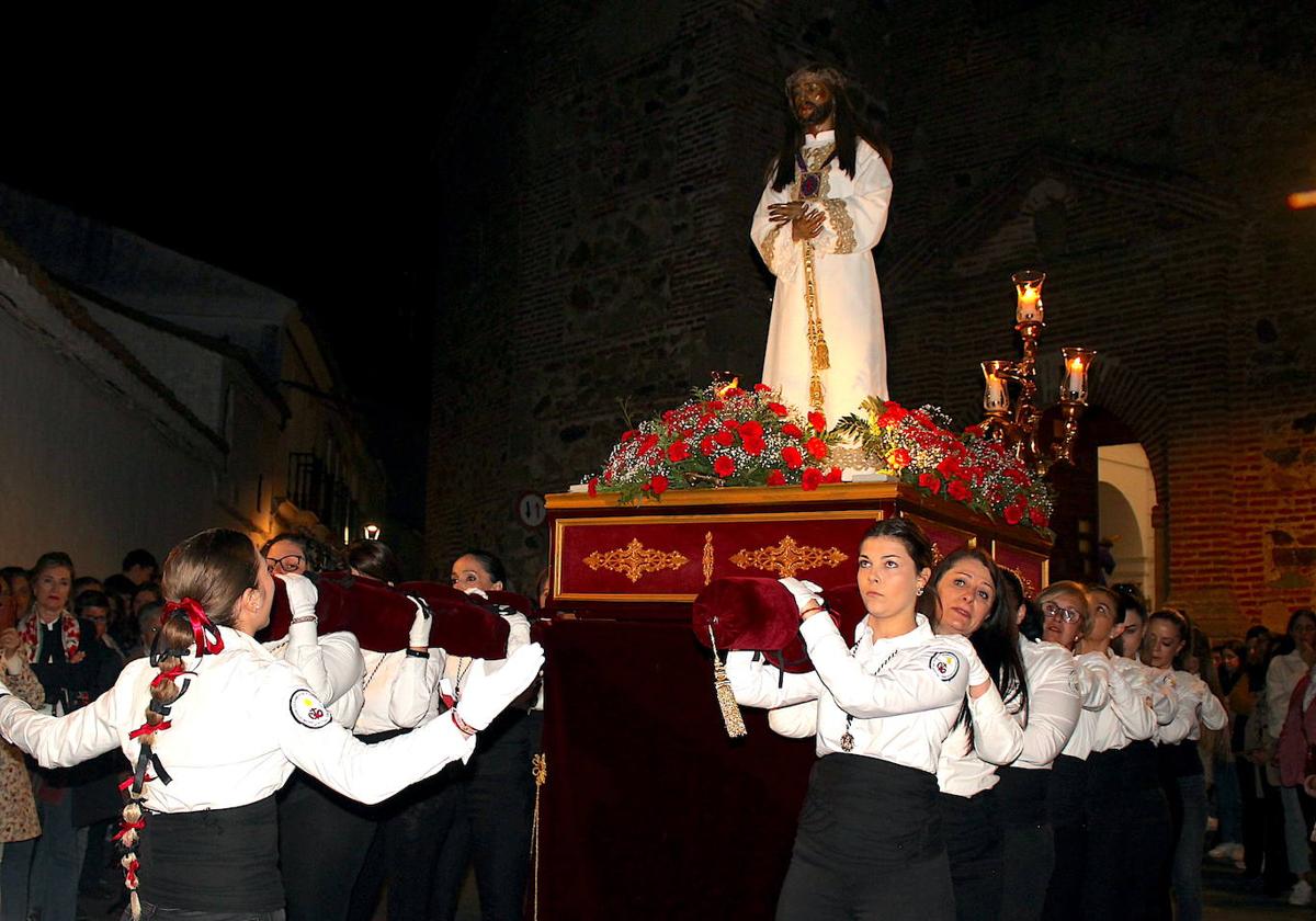 Momento en el que una costalera canta al Señor Cautivo