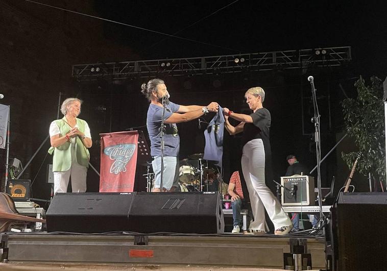 Juan Javier Llimona hace entrega a la alcaldesa, Loli Vargas, de una camiseta del Festival Jamón&Blues Monesterio durante el acto de inauguración