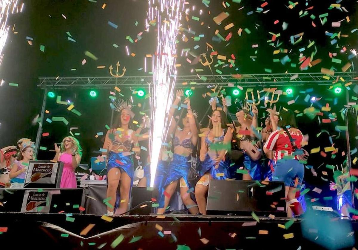 Uno de los grupos celebra su premio sobre el escenario