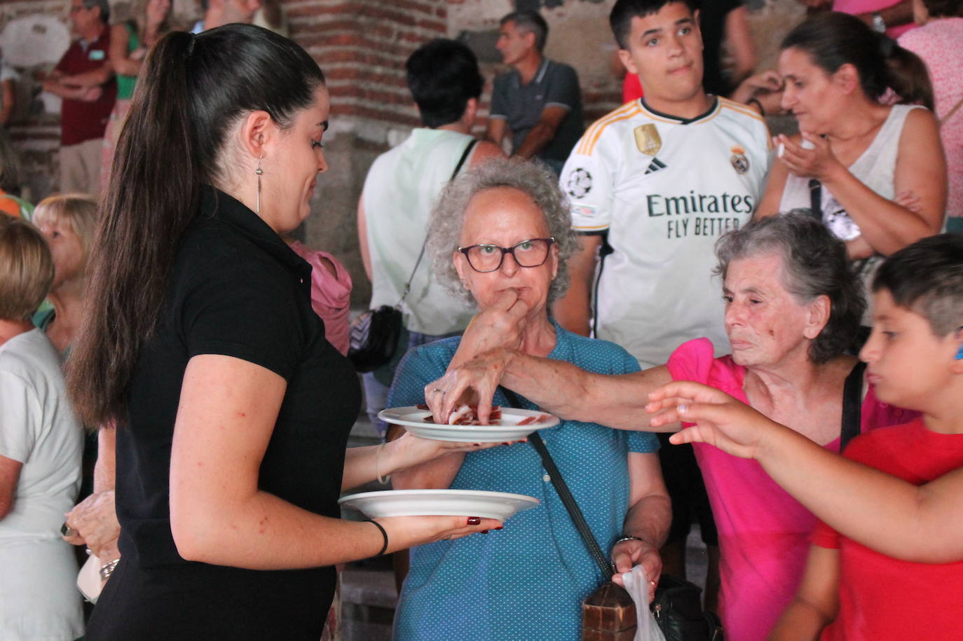 El público pudo degustar el jamón