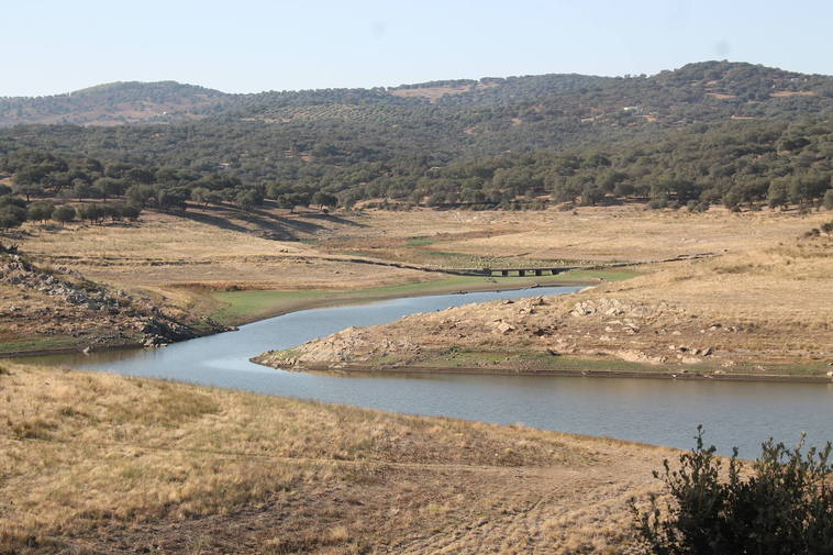 Cola del pantano de Tentudía en la mañana de ayer, miércoles, 24 de agosto