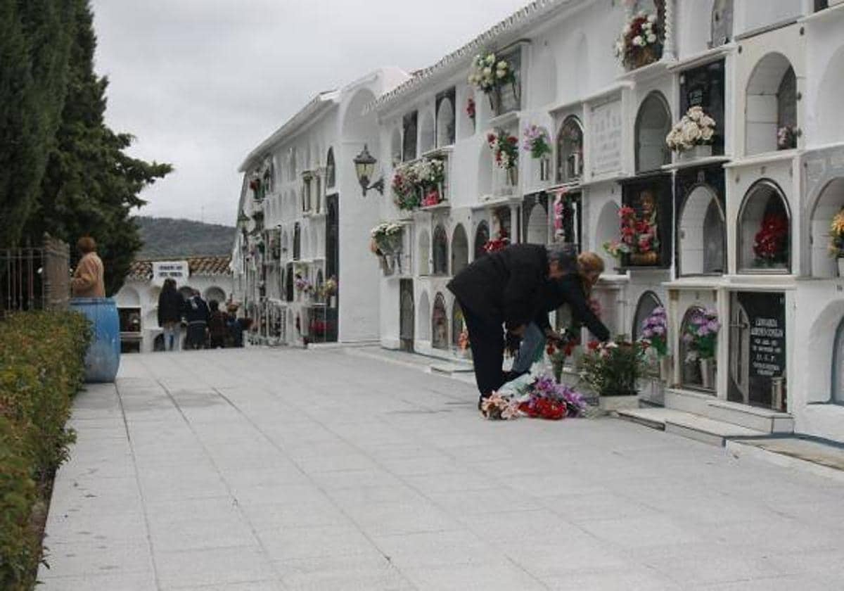 Vecinas llevan flores a sus difuntos en el cementerio de Monesterio