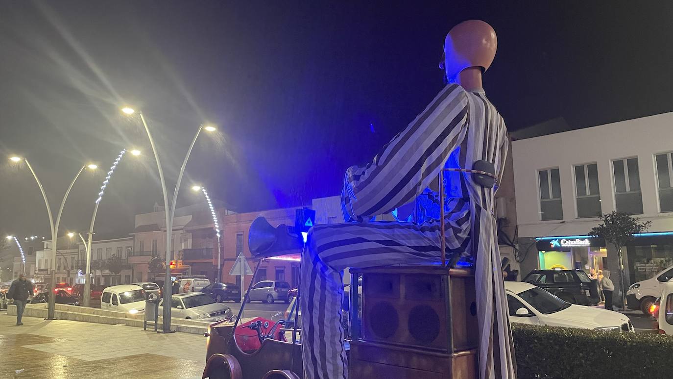 Un pasacalles navideño da la bienvenida a las fiestas en Monesterio