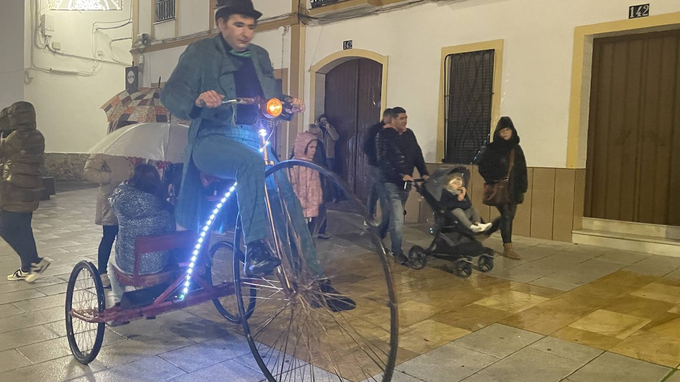 Un pasacalles navideño da la bienvenida a las fiestas en Monesterio