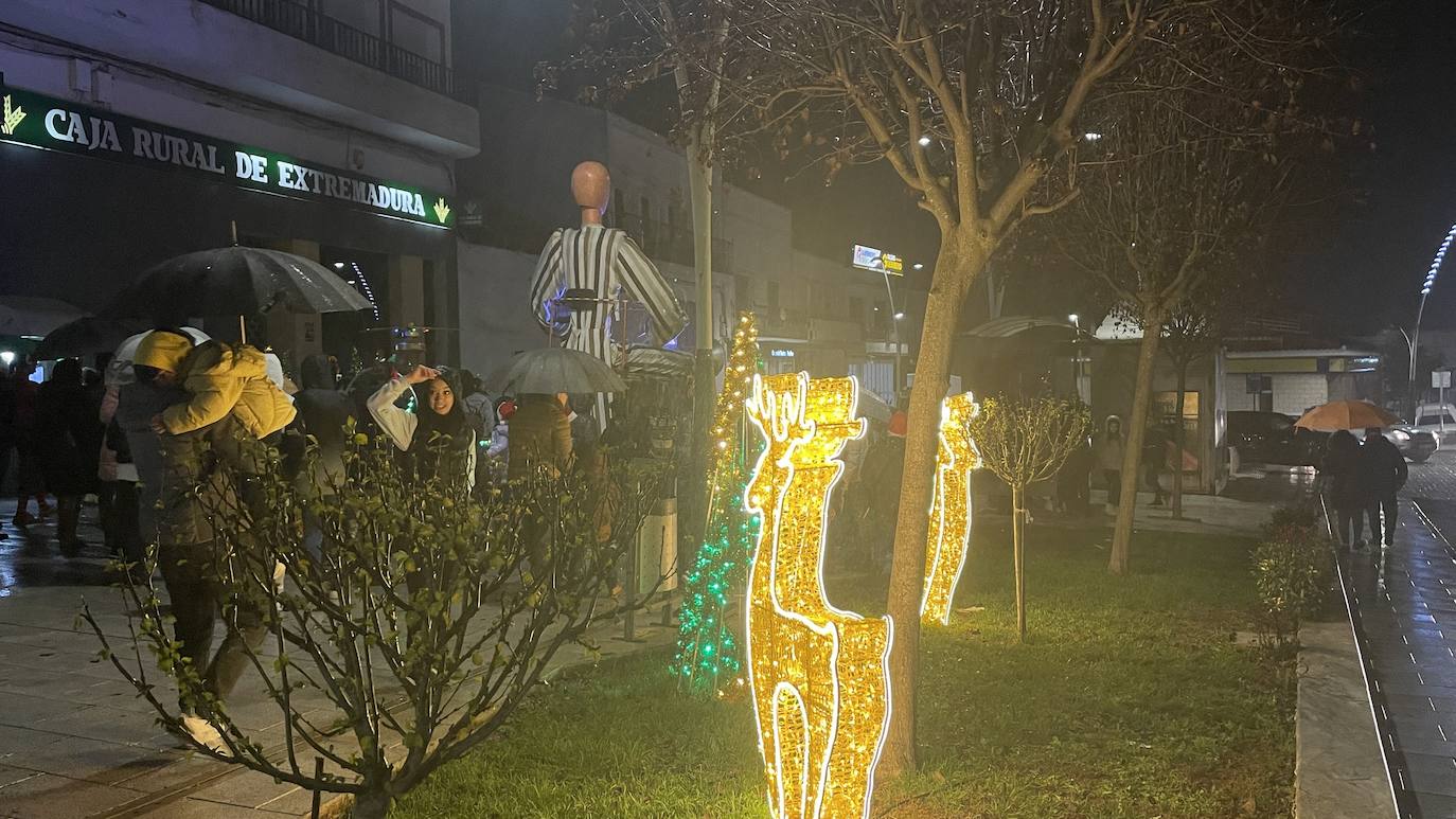 Un pasacalles navideño da la bienvenida a las fiestas en Monesterio