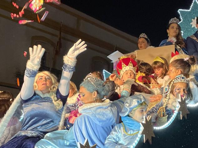 Fotos: La cabalgata de Reyes llenó de ilusión y magia las calles de Monesterio