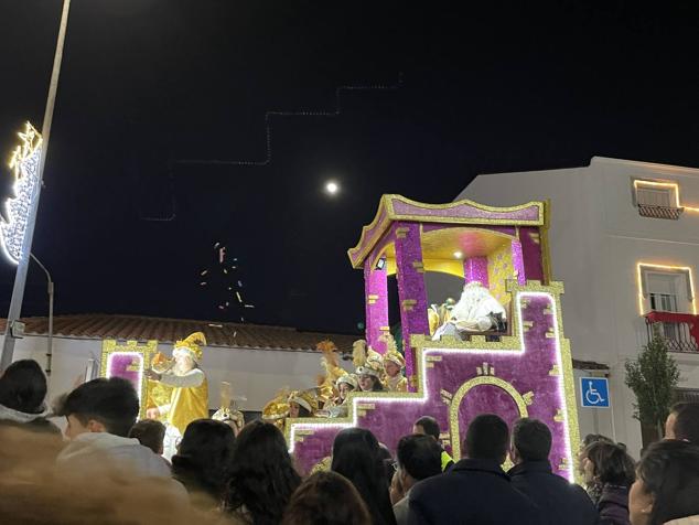 Fotos: La cabalgata de Reyes llenó de ilusión y magia las calles de Monesterio