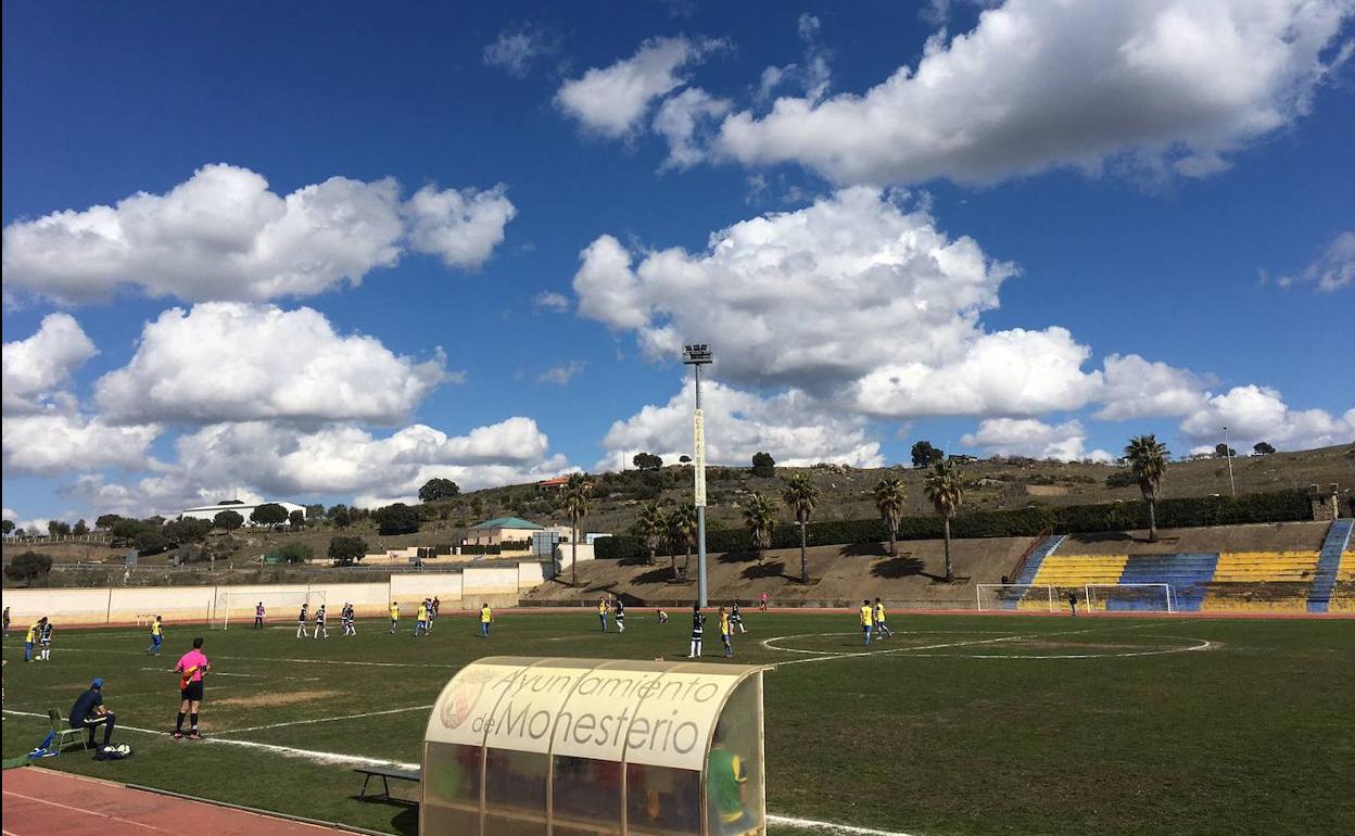Campo de fútbol del Monesterio durante un partido. 