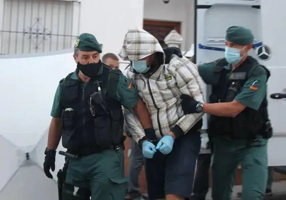 La Guardia Civil, con Eugenio Delgado, tras salir de la vivienda donde murió Manuela Chavero en septiembre de 2020.