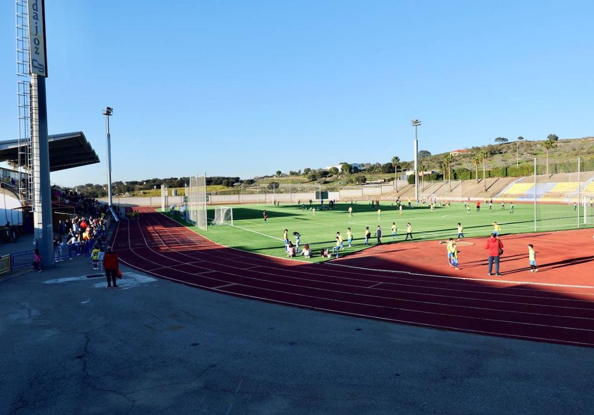 La pista de atletismo de Monesterio rodea el nuevo césped