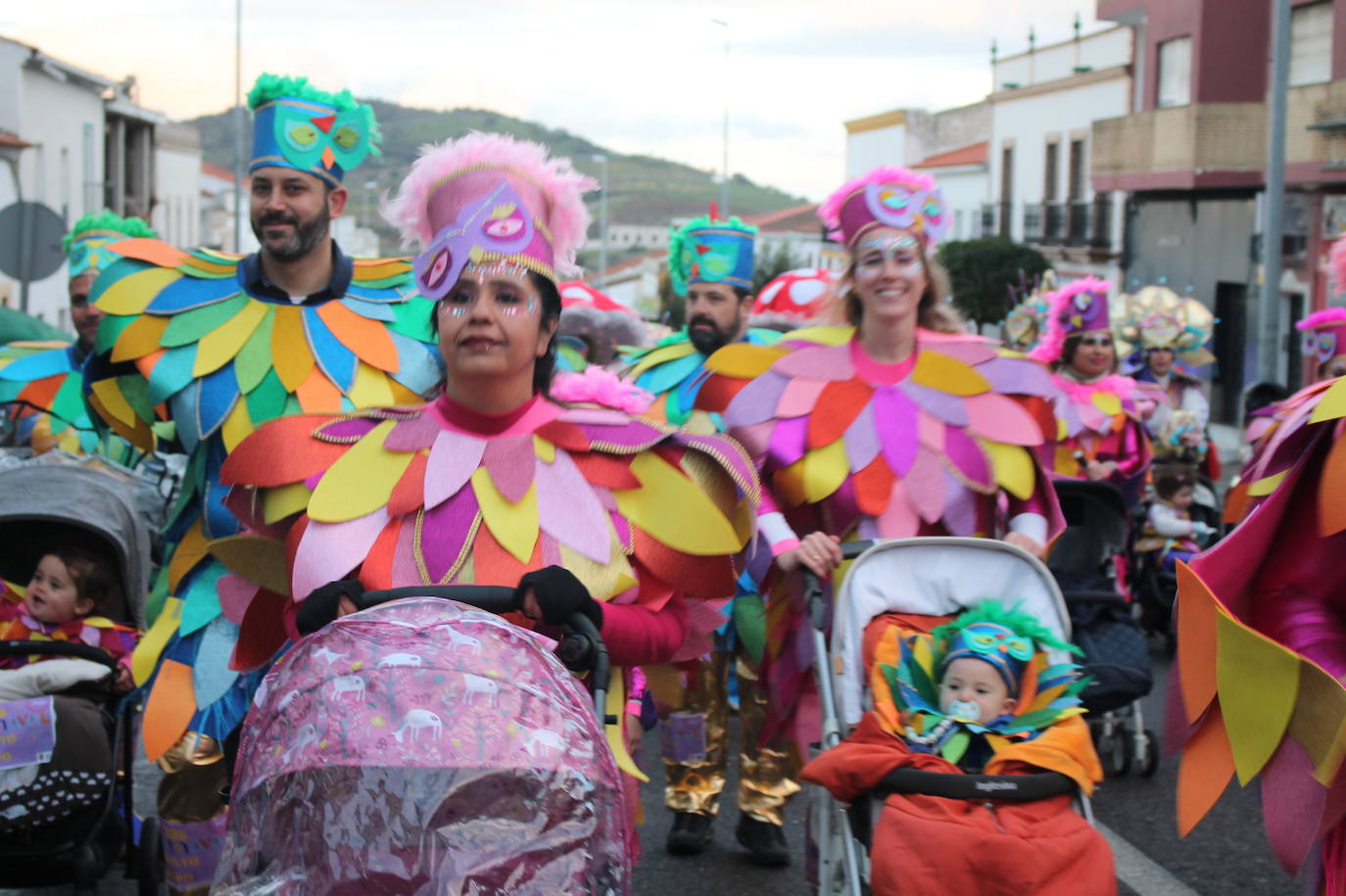 En imágenes, el pasacalles popular del Carnaval de Monesterio (Parte II)