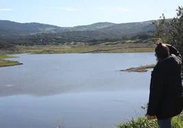 Una chica mira al horizonte en el pantano de Tentudía en enero de 2024