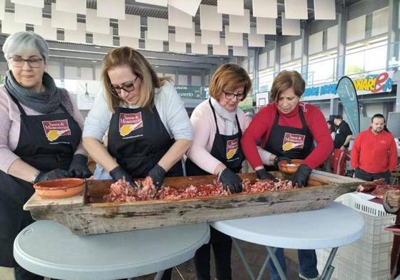 Demostración de elaboración de embutidos de forma artesanal