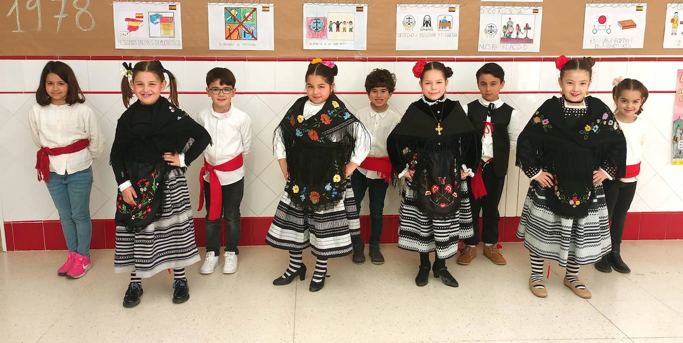 Alumnos del colegio 'El Llano' de Monesterio con el traje típico de la región de la zona de Don Benito