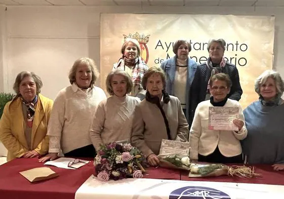 Las homenajeadas, segunda y tercera por la derecha, María Dolores Ortega y Vicenta Zoilo, junto a la directiva de la asociación de mujeres rurales 'Sierra de Aguafría' de Monesterio