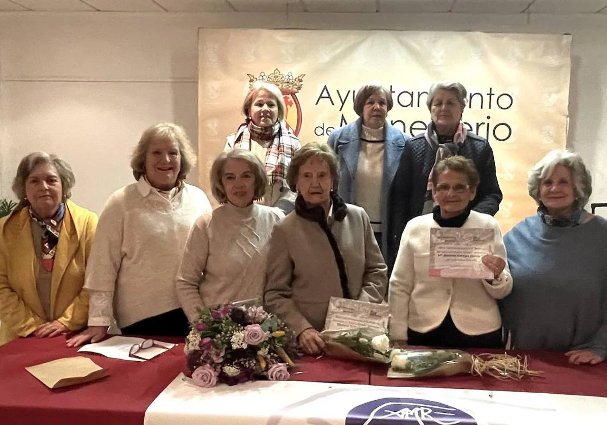 Las homenajeadas, segunda y tercera por la derecha, María Dolores Ortega y Vicenta Zoilo, junto a la directiva de la asociación de mujeres rurales 'Sierra de Aguafría' de Monesterio