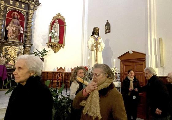 Besapiés del Señor Cautivo el último día del Triduo en la parroquia