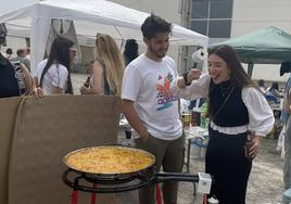 Una chica prueba qué tal ha quedado el punto del arroz