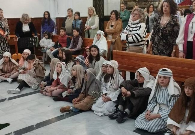 Grupo de niños vestidos de hebreos a su llegada a la parroquia