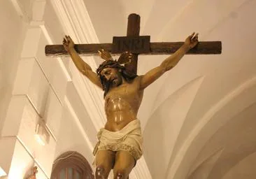 El Señor Crucificado ya aguarda en el templo parroquial la llegada del Jueves Santo en Monesterio