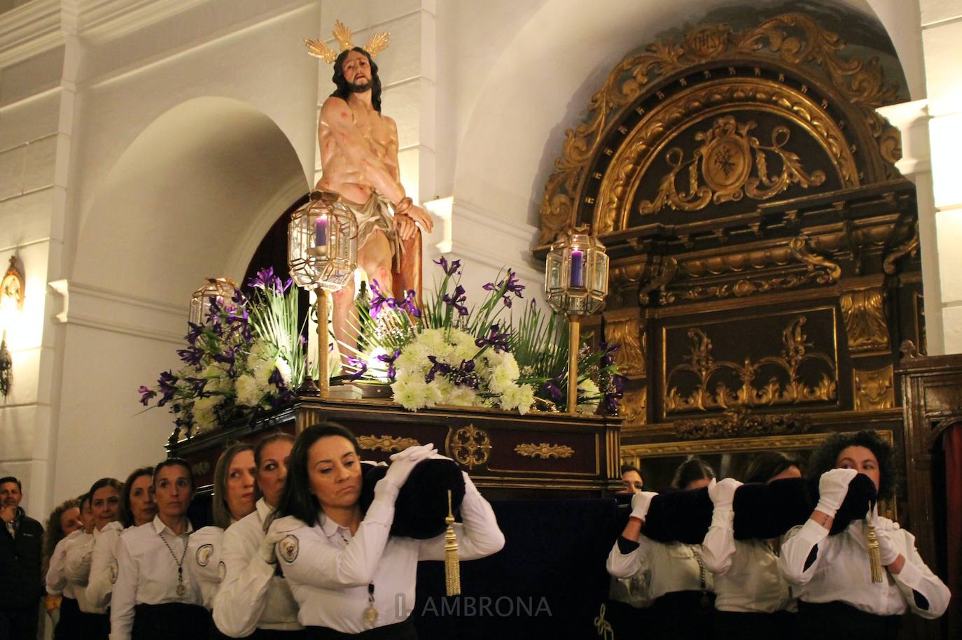 Las mujeres portan las imágenes del Miércoles Santo en Monesterio