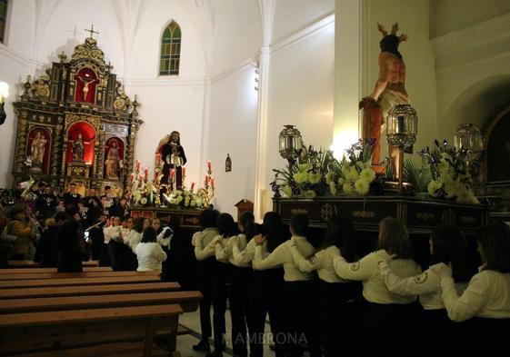 Momento del encuentro ente el Señor Cautivo y el Amarrado a la Columna este Miércoles Santo en Monesterio