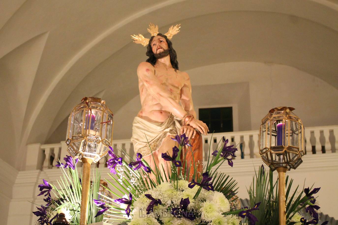 Las mujeres portan las imágenes del Miércoles Santo en Monesterio