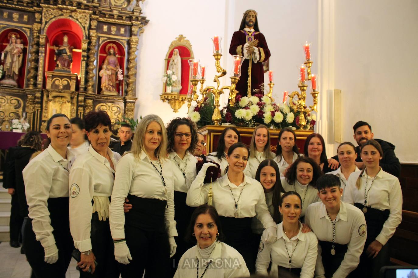 Las mujeres portan las imágenes del Miércoles Santo en Monesterio